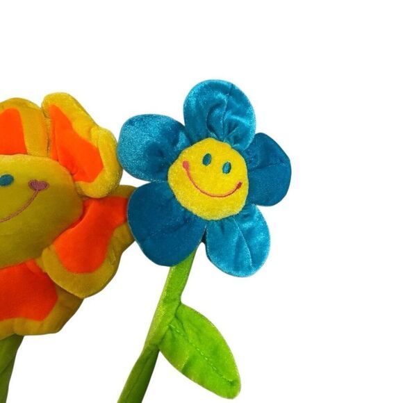 Gund Canadiana Plush Smiling Flowers Trio – White, Orange, and Blue - Picture 4 of 7